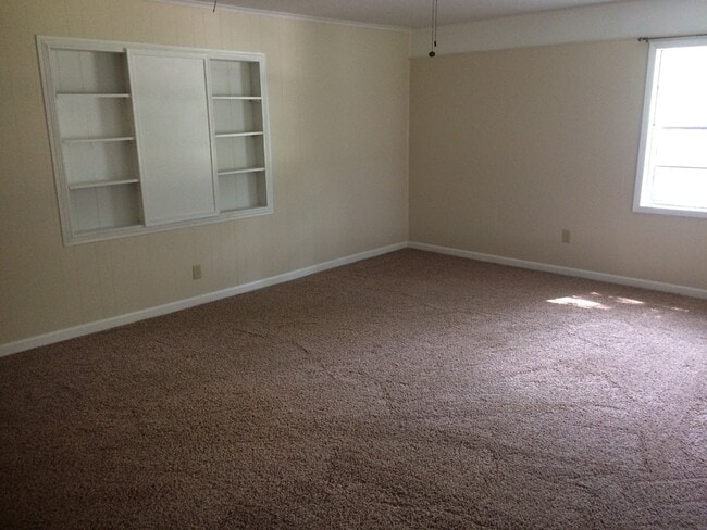 Building Photo - Four Bedroom, Two Bathroom, large yard, (MOVE IN SPECIAL!!)