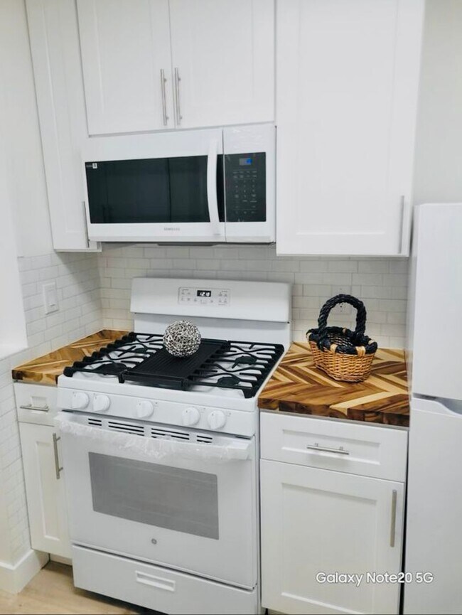 Building Photo - "Brand new" Cottage!  1-BR + den, totally ...