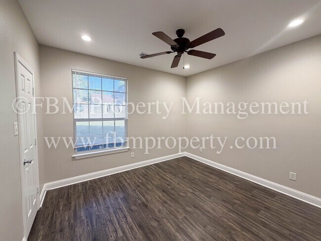 Building Photo - Hidden Creek Apartments, Unit C - 2 Bedroom, 1 Bathroom Beautiful Apartment Home in Ennis, TX! $5...