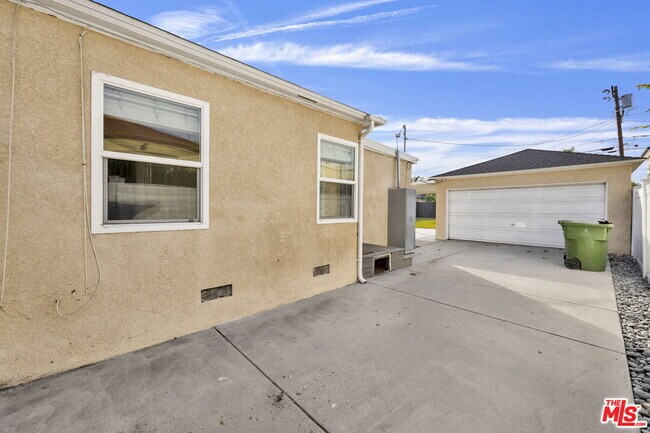 Building Photo - 6323 Farmdale Ave