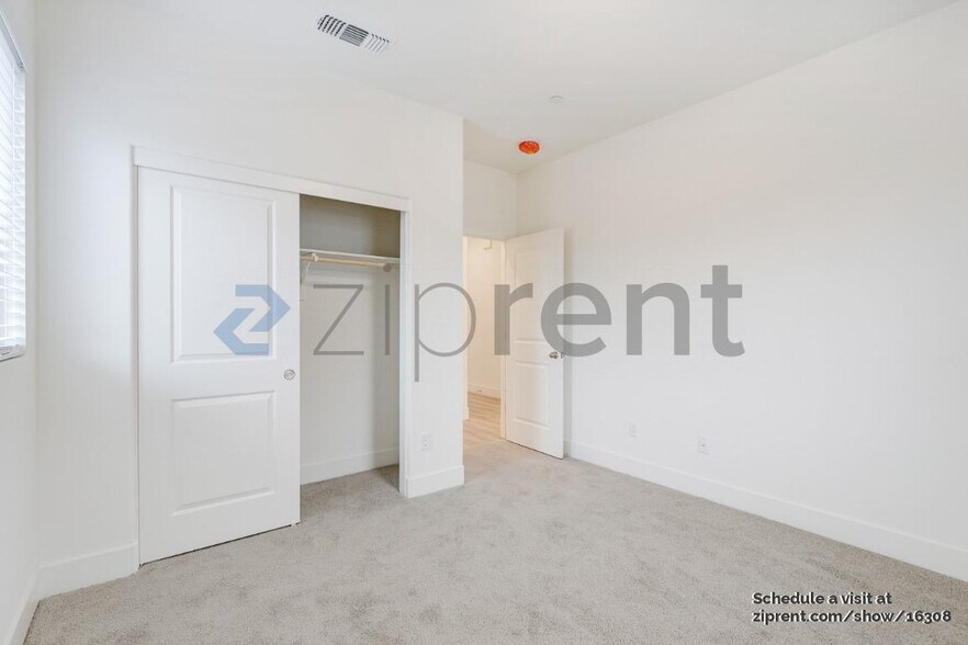 Building Photo - 6100 Oak Leaf Pl