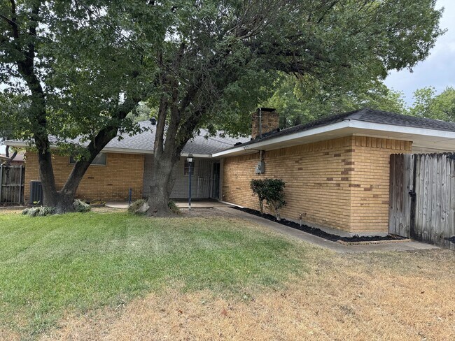 Building Photo - 2121 Oak Valley Ln