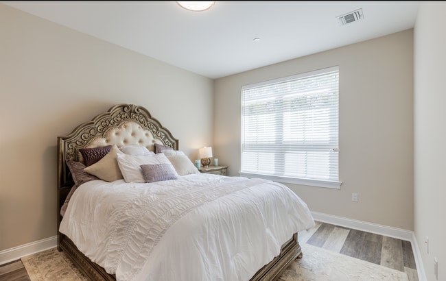 Building Photo - Luxury 1- & 2-Bedroom Apartments in Paramu...