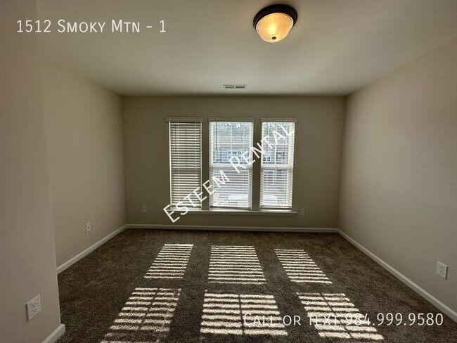 Building Photo - 1512 Smoky Mountains St