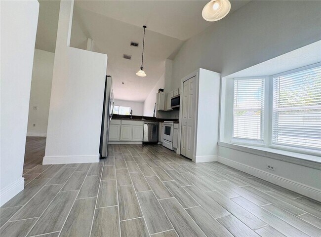 Building Photo - 2405 Queenswood Cir