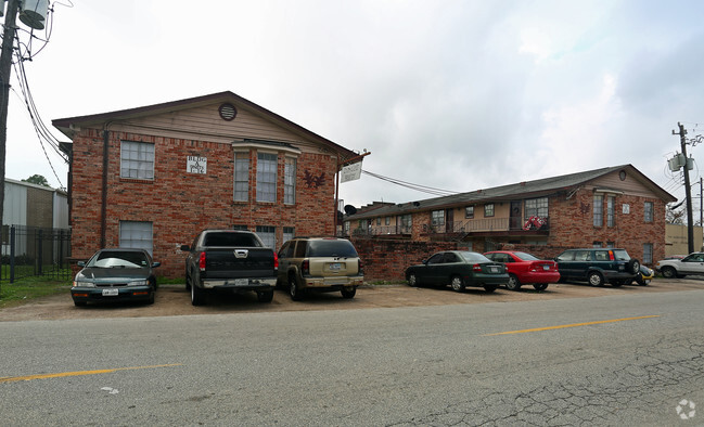 Building Photo - Colony Oaks