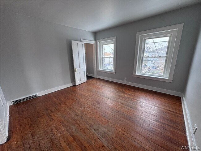 Building Photo - 856 Niagara St