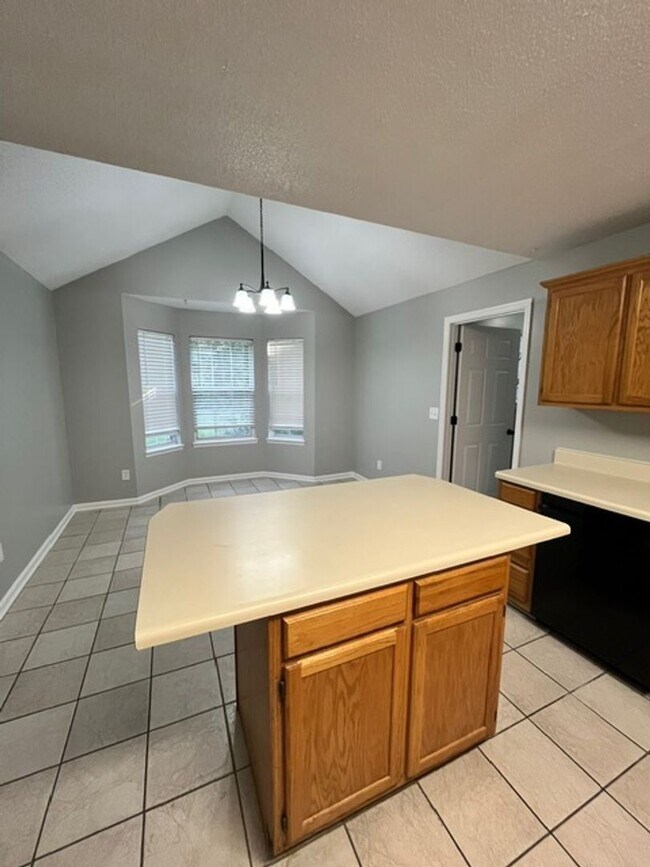 Building Photo - A Stunning Home Awaits in Crestview Planta...