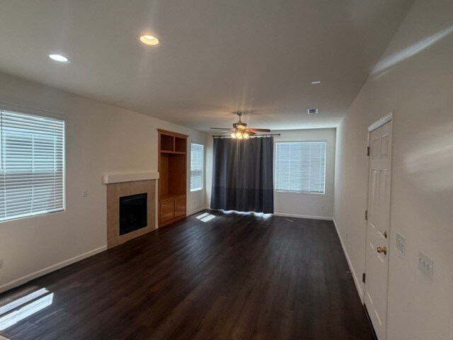 Building Photo - Gorgeous 3 Bedroom 2.5 Bathroom Plus Loft