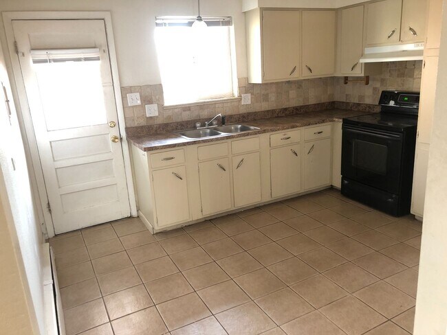 Building Photo - Prime Location in Golden – Pet-Friendly 2 ...