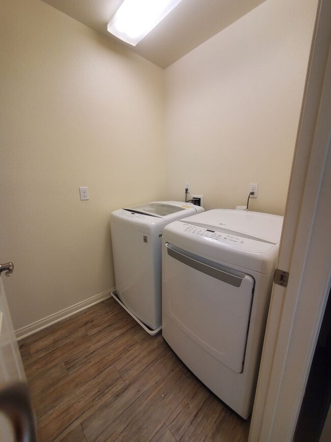 Building Photo - Spacious Condo 3 bedrooms, 2 bathrooms Built 2016