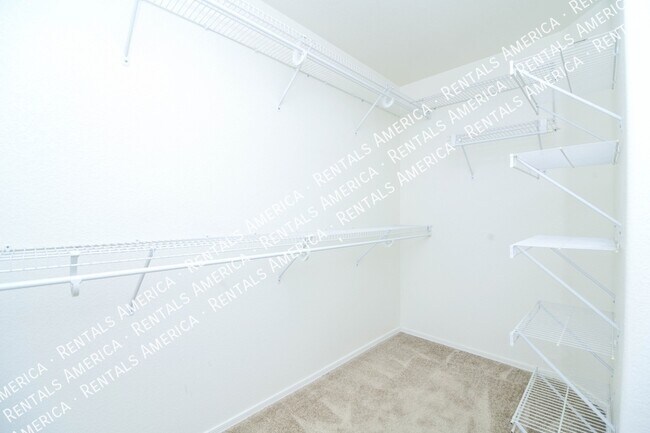 Building Photo - 865 E Impreria St