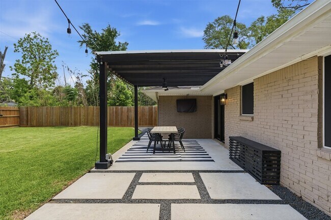 Building Photo - 8526 Cedel Dr