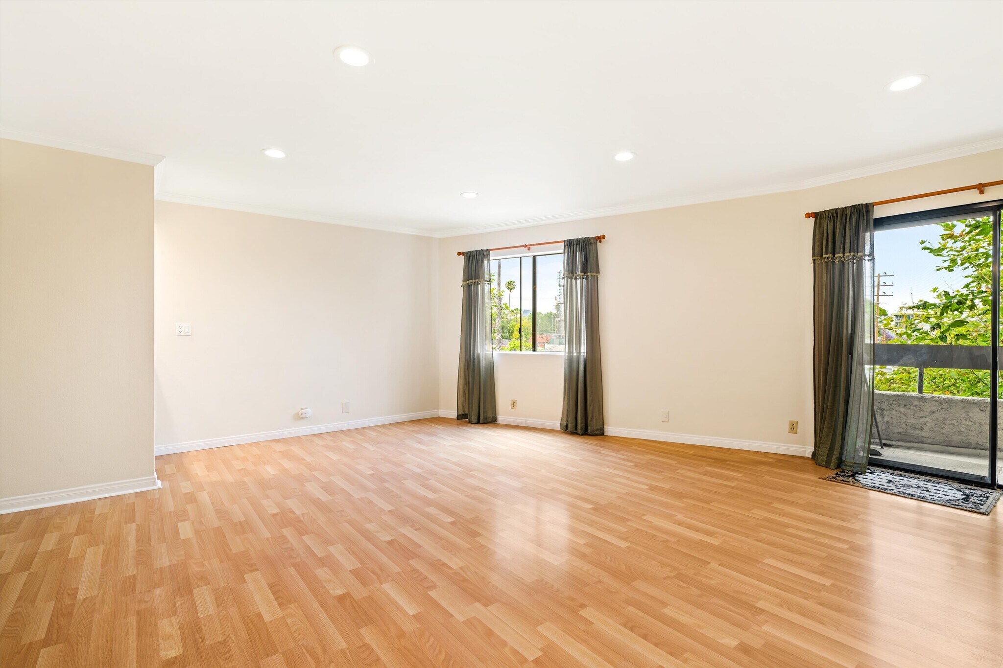 Building Photo - 1037 N Vista St