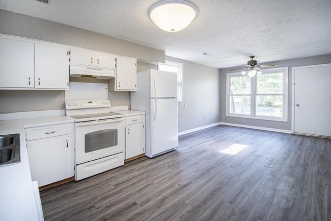 Building Photo - 1220 Hillcrest Dr