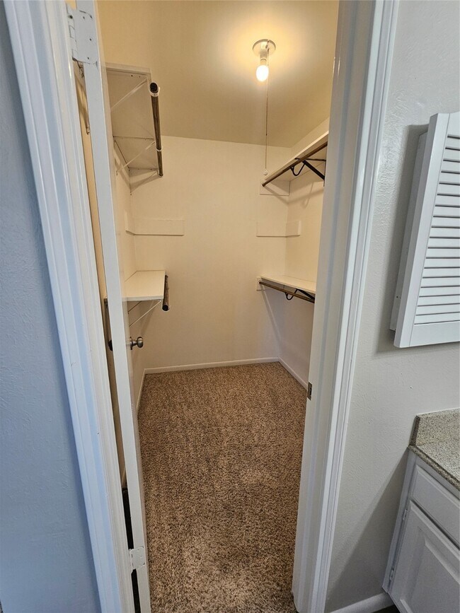 Building Photo - 2312 Meadow Green Dr