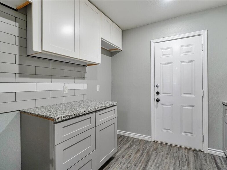 Building Photo - 5175 Lavender St