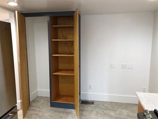 Building Photo - 2004 Rosewood Ave