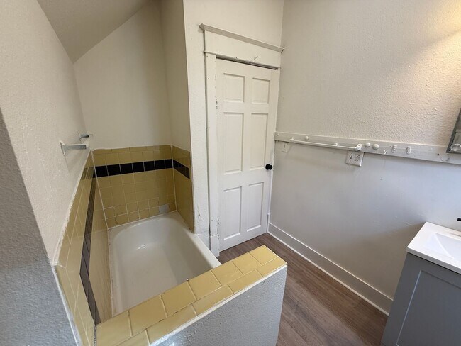 Building Photo - 1621 Court St