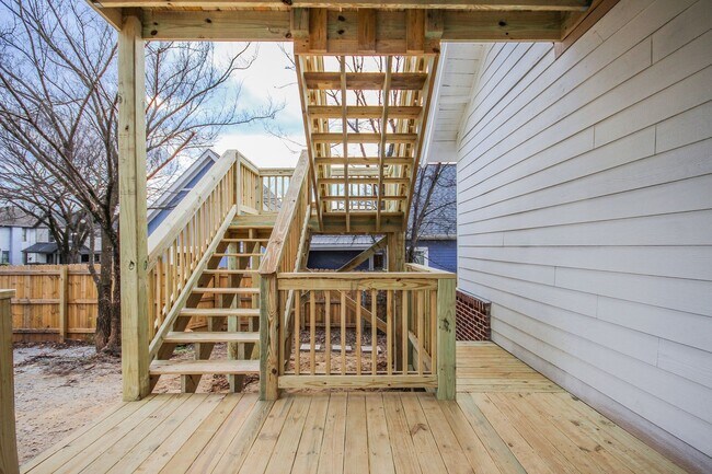 Building Photo - Highland Park Living with Private Deck & Updated 2BR Near Downtown Chattanooga
