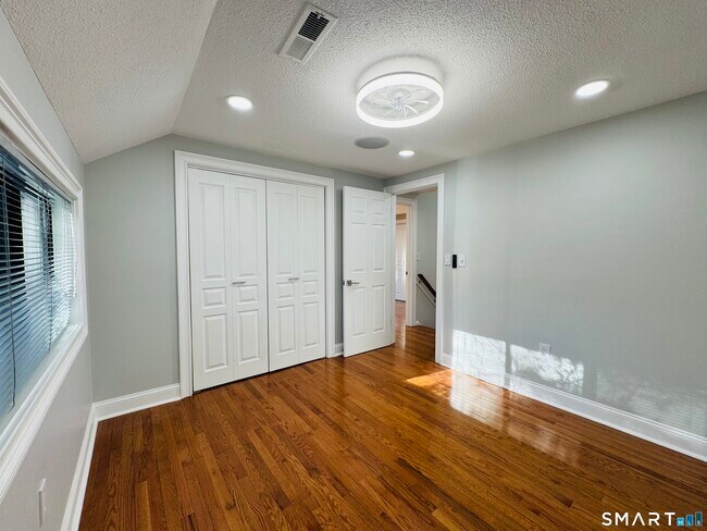 Building Photo - 2 Highland Square