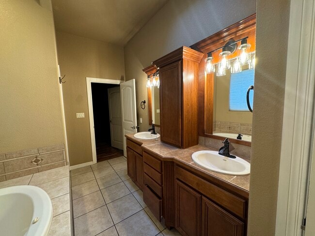 Building Photo - 682 La Melodia Dr