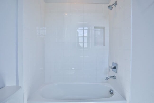 Building Photo - 3 bedroom 2.5 bath in Gated Community