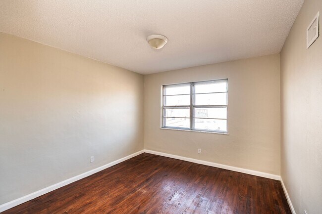 Building Photo - 8318-8320 Wabash Ave