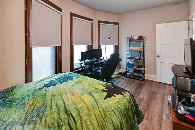 Building Photo - 205 S Fair Oaks Ave