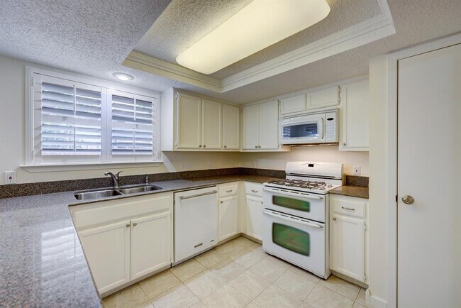 Building Photo - 1704 Foxfire Dr