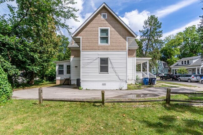 Building Photo - 831 Brookwood Pl