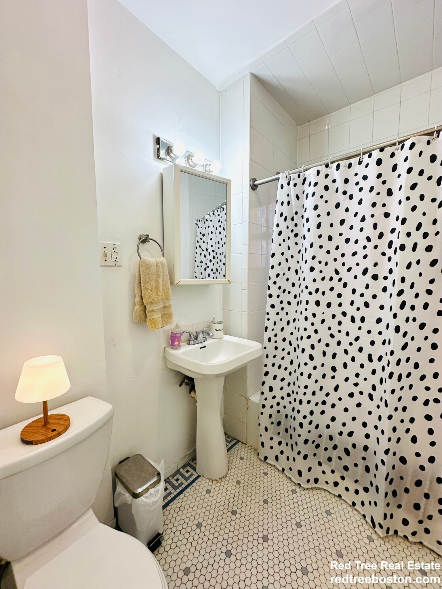 Building Photo - 452 Park Dr