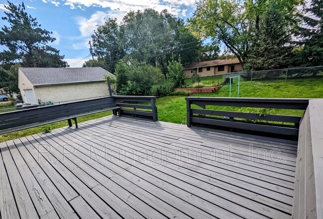 Building Photo - 1194 Laurie Rd W