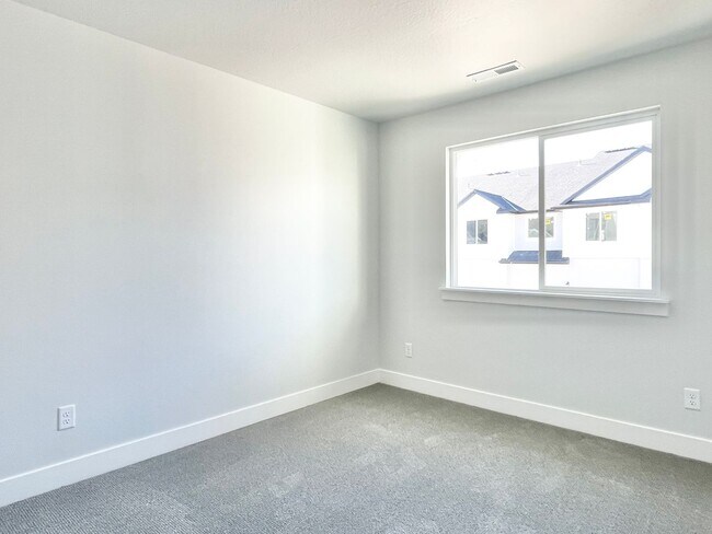 Building Photo - Beautiful Poolside Townhome at Mountain Ri...