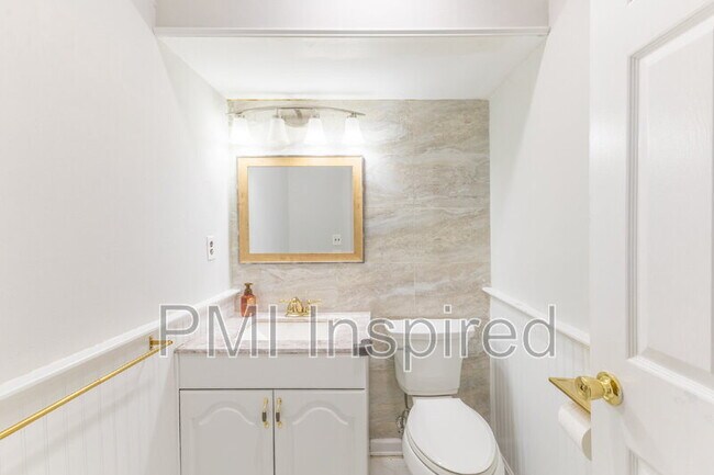 Building Photo - 2404 Buckingham Cir