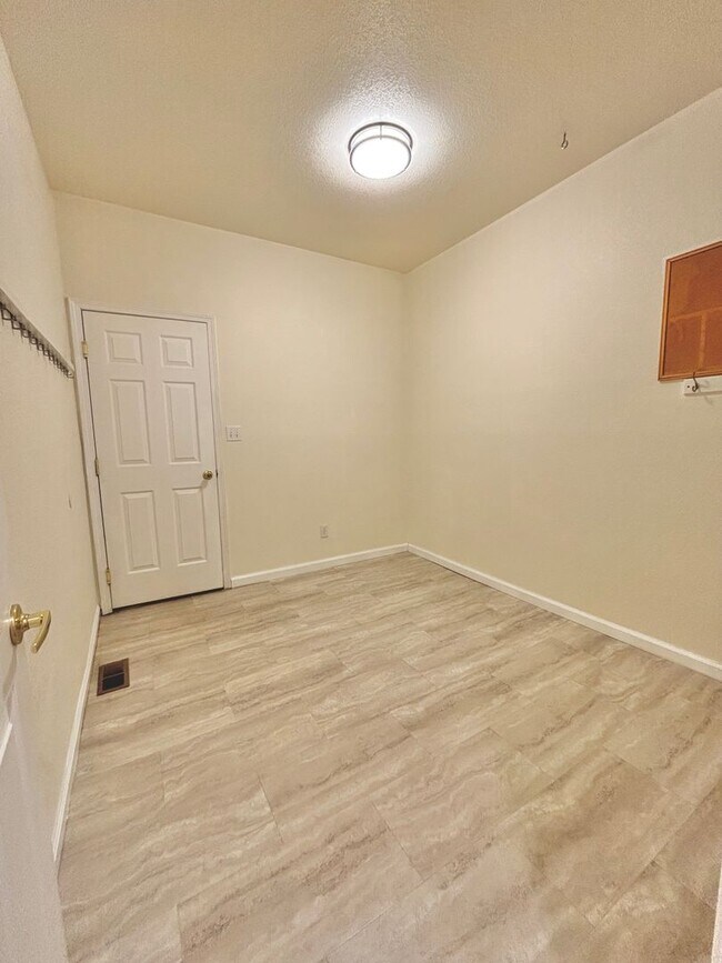 Building Photo - Spacious 3-Bedroom Condo in Prime Golden Location!! Available Now!!