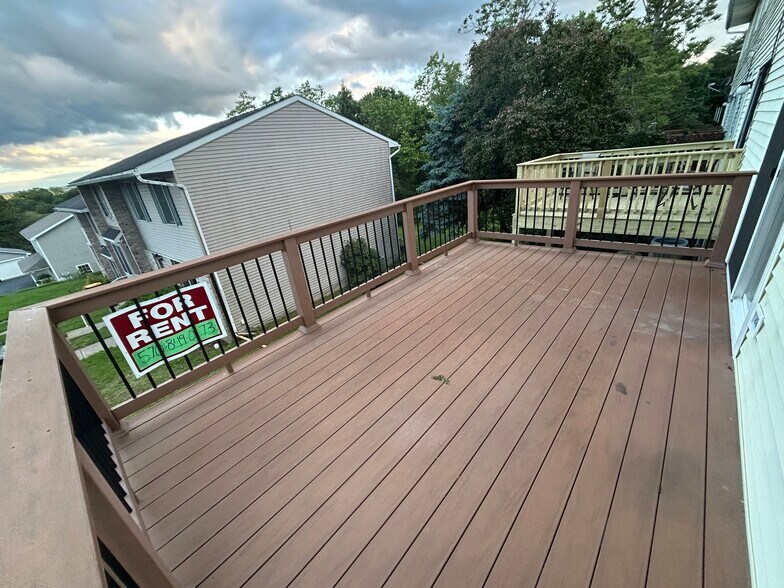 Xtra Large Deck - 556 Becker St