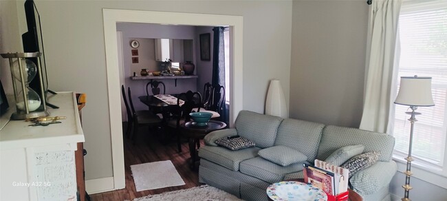 Building Photo - 610 Caplin St