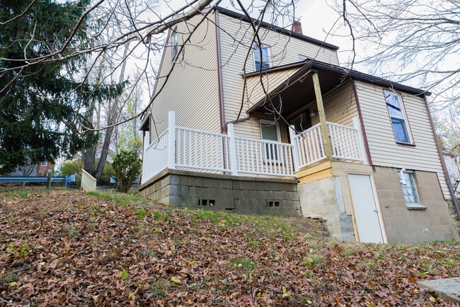 Building Photo - Available AUGUST 2026 - Updated 2 Bedroom Home in Mt. Washington!