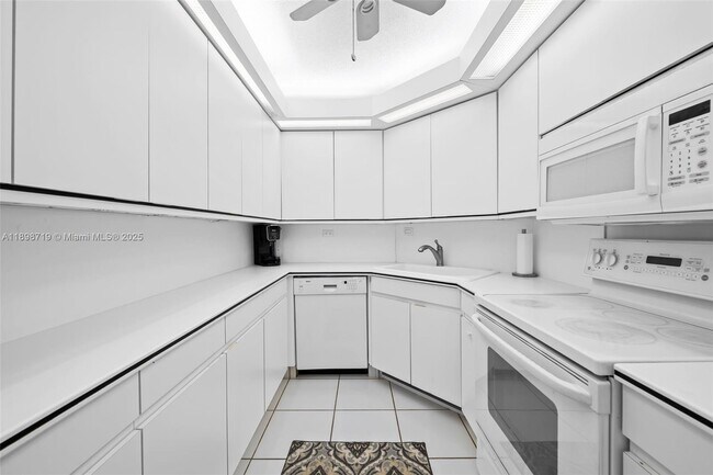 Building Photo - 3111 N Ocean Dr