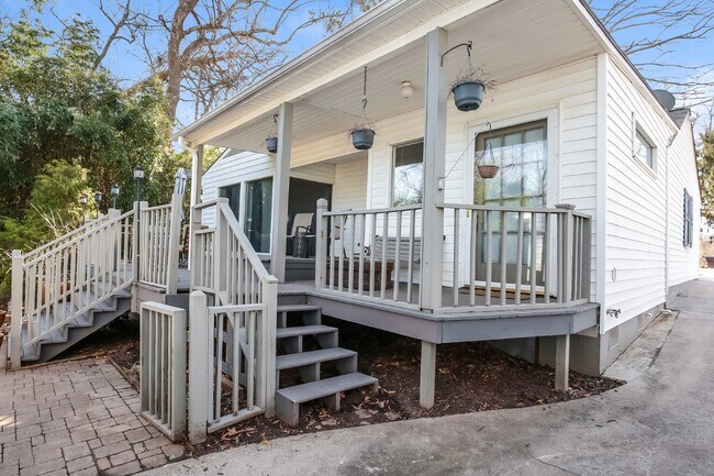 Building Photo - Charming 2 Bed/2 Bath Home in Greensboro, ...