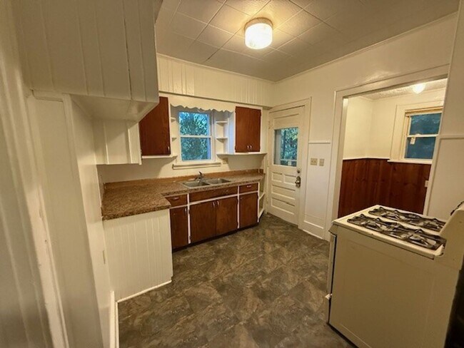 Building Photo - Charming 4-Bedroom Single Family Home for Rent!