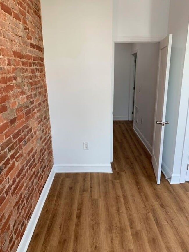 Building Photo - Single Family Strawberry Mansion