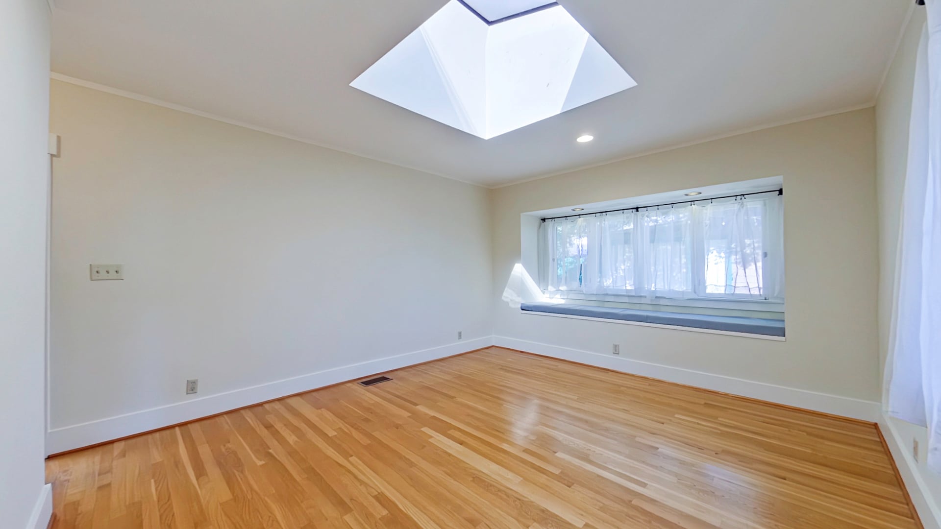 Building Photo - 1915 Las Lunas St