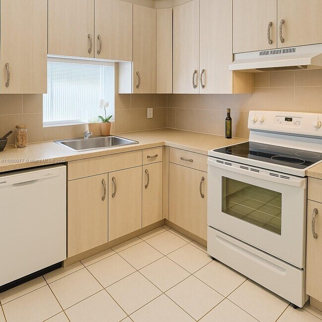 Building Photo - 10835 SW 112th Ave