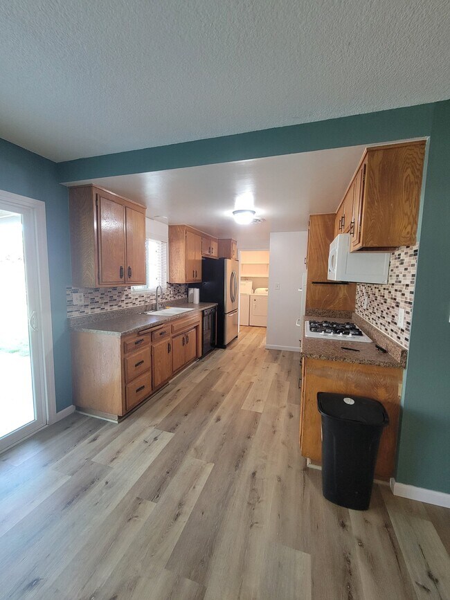 Building Photo - 2704 S Fairway Ct