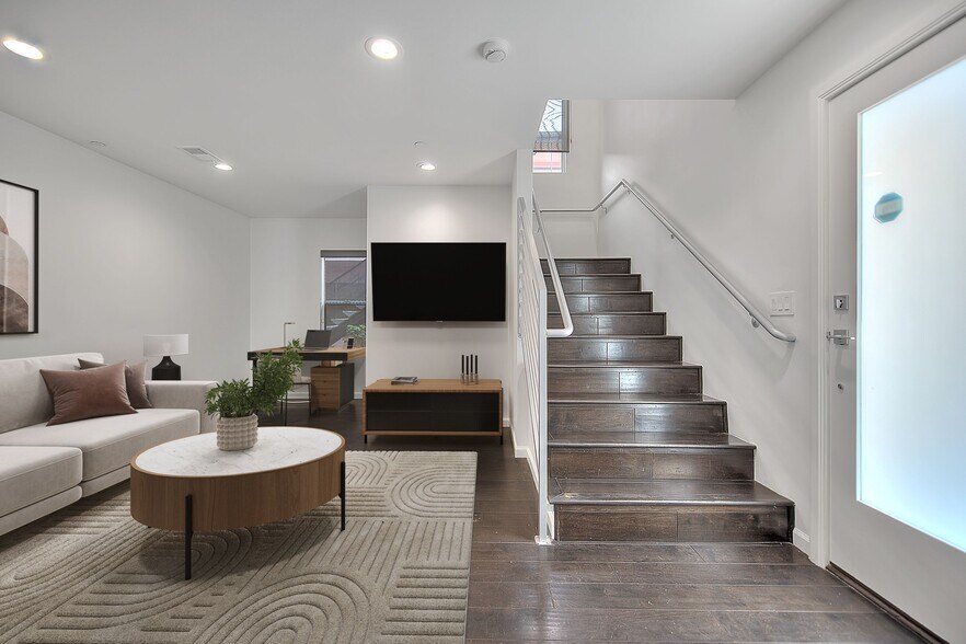 Building Photo - 1952 N Beachwood Dr