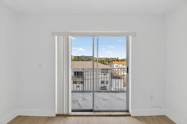 Building Photo - 1735 NE 164th St