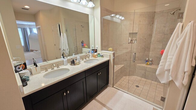 Building Photo - Beautiful 4 Bed / 3.5 Bath Home ~ Available April 1st!