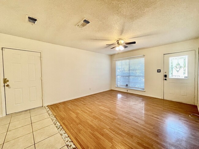 Building Photo - Charming 3 Bedroom Home w/ 1 Car Garage and Large Fenced Yard!!